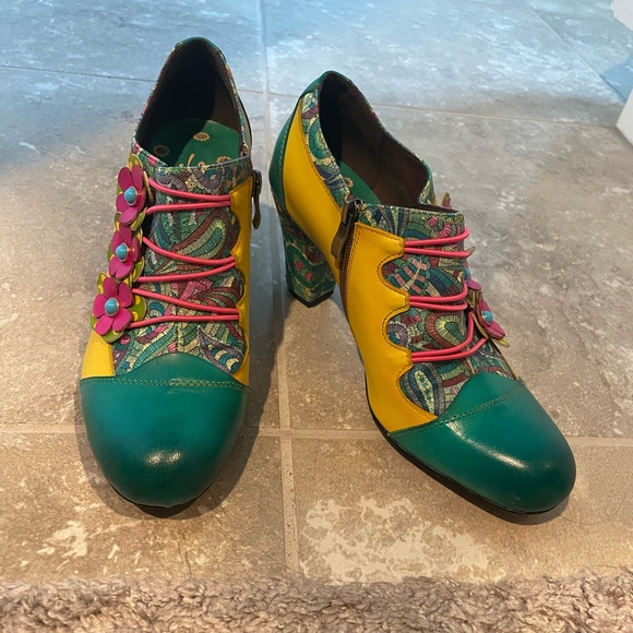 Colorful Women's heels with Floral Accents - Picture 4 of 4